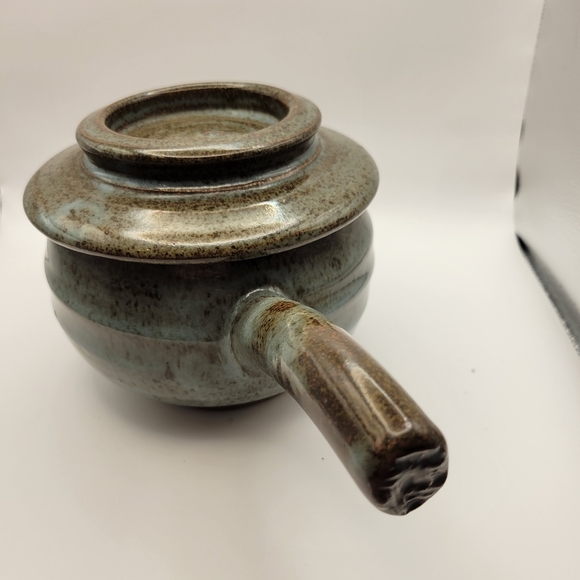 Rustic Handtrown Stoneware Lidded Handle Pot. - Picture 11 of 11